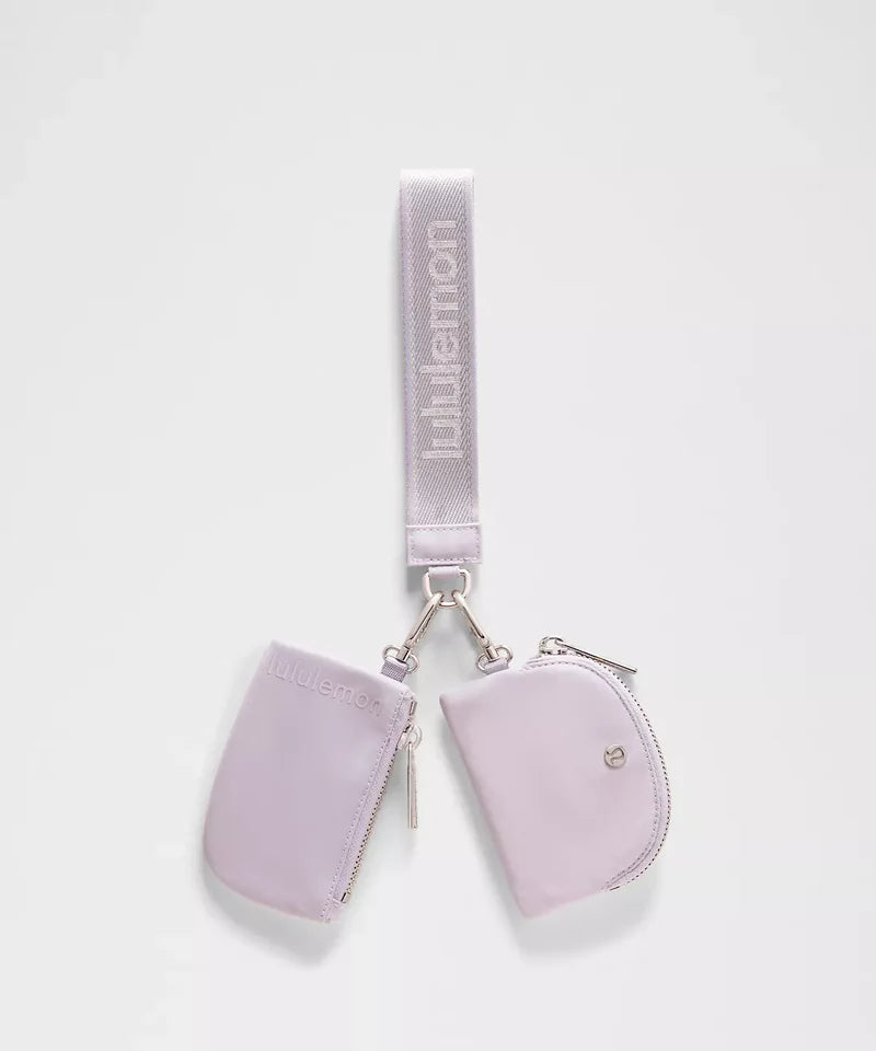 LULULEMON Dual Pouch Wristlet Metallic Wordmark Monedero Doble Con Correa De Muñeca