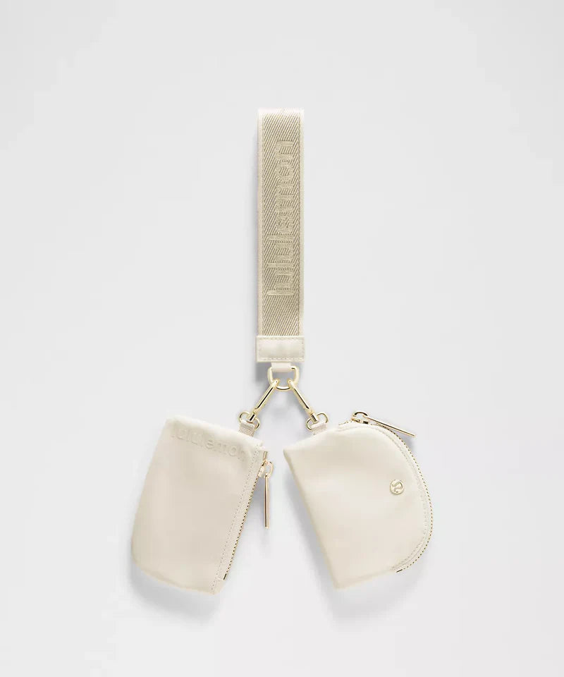 LULULEMON Dual Pouch Wristlet Metallic Wordmark Monedero Doble Con Correa De Muñeca