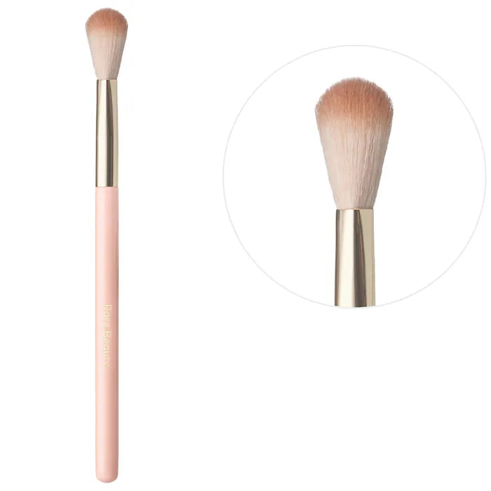 Bajo Pedido - Rare Beauty by Selena Gomez Positive Light Precision Highlighter Brush | Brocha de Precisión para Iluminador