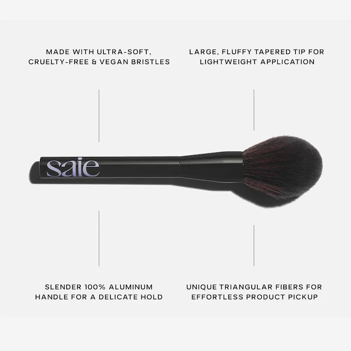 SALE BAJO PEDIDO - Saie The All-Over Powder Brush – Brocha Grande Esponjosa Para Polvos Con Fibras Triangulares Veganas Y Mango De Aluminio