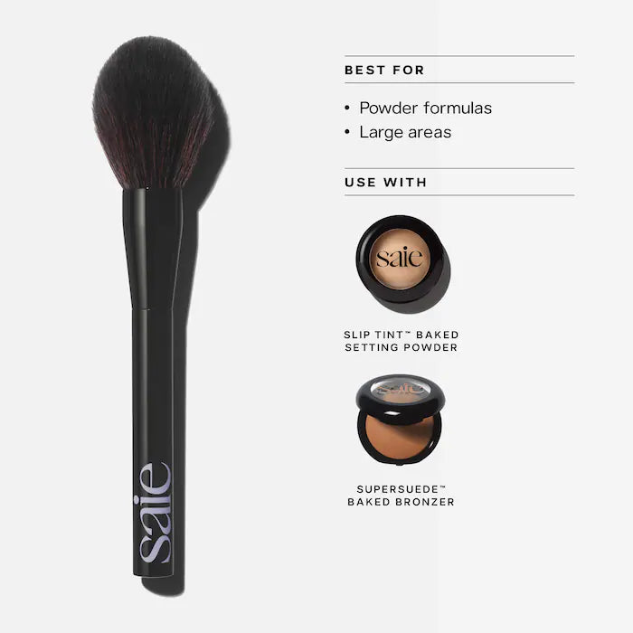 SALE BAJO PEDIDO - Saie The All-Over Powder Brush – Brocha Grande Esponjosa Para Polvos Con Fibras Triangulares Veganas Y Mango De Aluminio