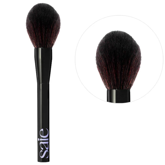 SALE BAJO PEDIDO - Saie The All-Over Powder Brush – Brocha Grande Esponjosa Para Polvos Con Fibras Triangulares Veganas Y Mango De Aluminio