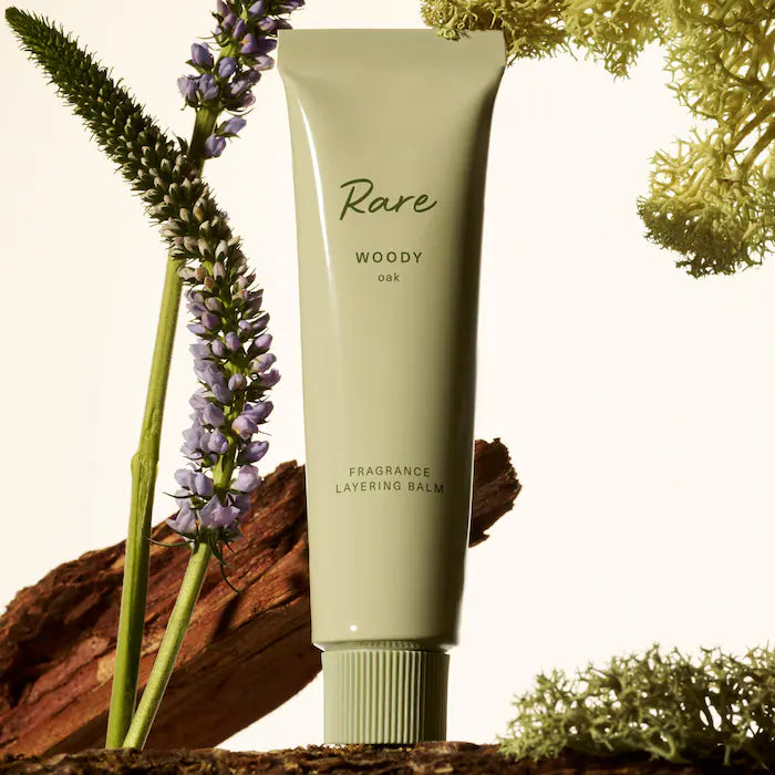 Bajo Pedido - Rare Beauty by Selena Gomez Woody Oak | Bálsamo Perfumado en Capas con Aroma Amaderado y Cálido