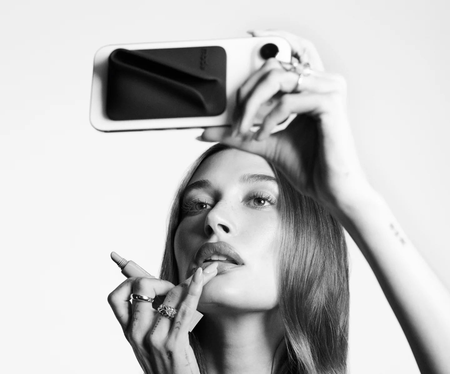 BAJO PEDIDO - Rhode Snap-On Lip Case — Funda Para iPhone Con Soporte De Lip Treatment y Compatibilidad MagSafe